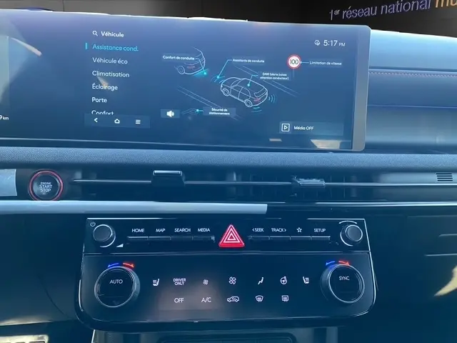 Vue intérieure du tableau de bord du Hyundai Tucson noir 2026, avec écran tactile 12,3 pouces et commandes climatisation.