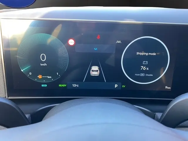 Vue du combiné d'instruments numérique du Hyundai Tucson 2026, affichant la vitesse, mode éco et état batterie.