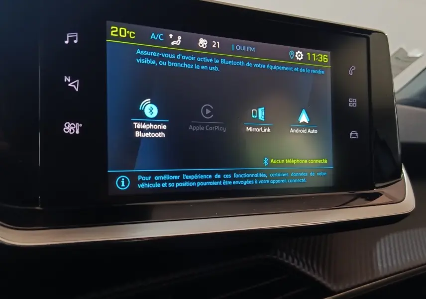 Écran tactile central de la Peugeot E-2008 électrique 2023 affichant les options Bluetooth, Apple CarPlay et Android Auto.