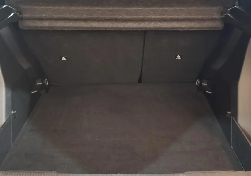 Coffre spacieux de la Peugeot E-2008 électrique 2023, vue intérieure arrière avec banquette rabattue et plancher plat.