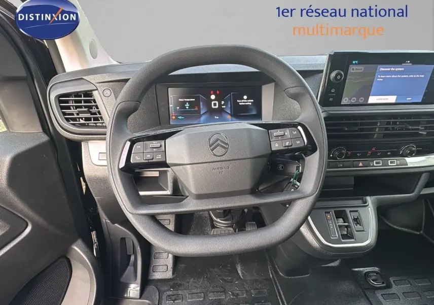 Vue intérieure centrée sur le volant multifonction et le tableau de bord numérique du Citroën Jumpy Fourgon gris titane.