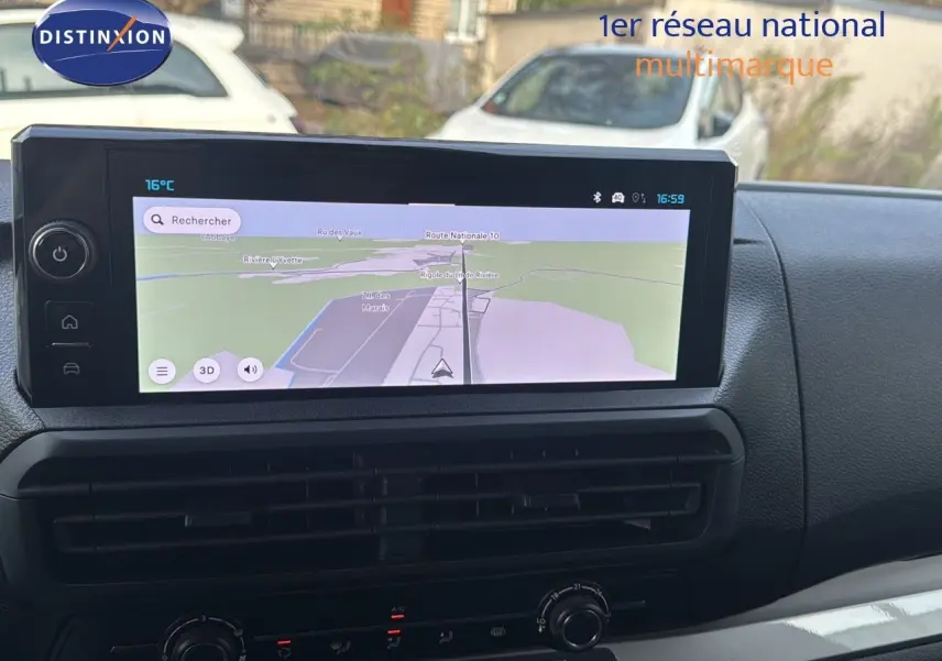 Écran tactile central avec navigation GPS dans l'habitacle du Citroën Jumpy Fourgon gris titane, vue intérieure avant.