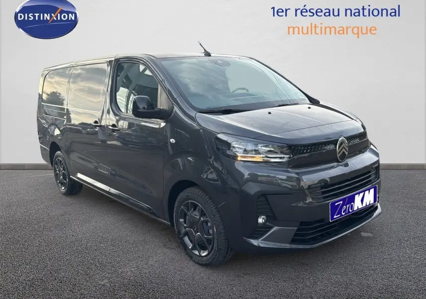 Citroën Jumpy Fourgon XL gris titane métal vu en 3/4 avant droit avec jantes noires et calandre distinctive.