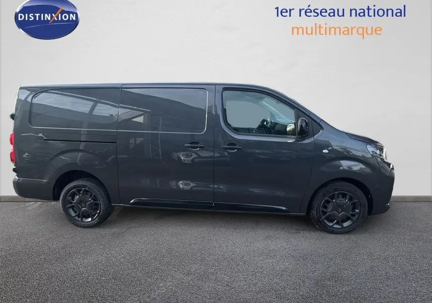 Profil droit d'un Citroën Jumpy Fourgon XL gris titane métal avec roues noires sur fond clair.