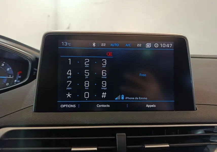Écran tactile central du tableau de bord du Peugeot 3008 blanc, affichant le clavier téléphonique et la connexion Bluetooth.