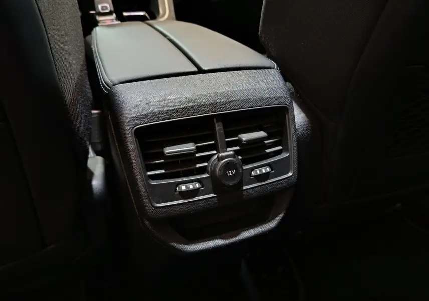 Gros plan sur la console centrale arrière noire avec prises d'air et prise 12V du Peugeot 3008 Puretech blanc 2019.