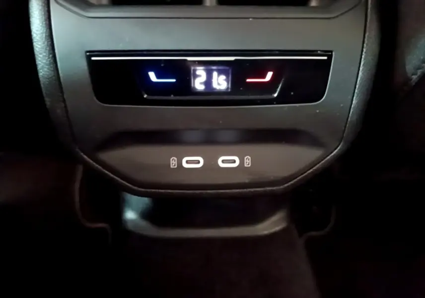 Vue rapprochée de la commande de climatisation arrière et des deux ports USB-C du SEAT Leon gris clair 2023.