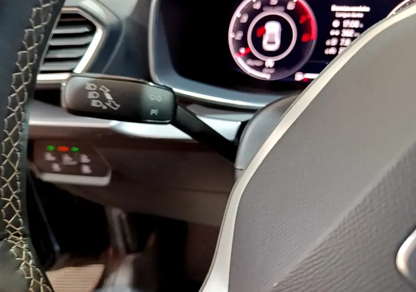 Vue rapprochée du volant et du tableau de bord numérique de la SEAT Leon 2023, avec affichage digital et commandes au volant.