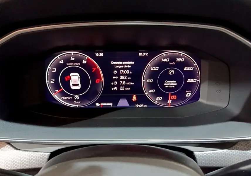 Tableau de bord numérique du SEAT Leon 2023, affichage multifonctions avec compte-tours et vitesse en km/h.
