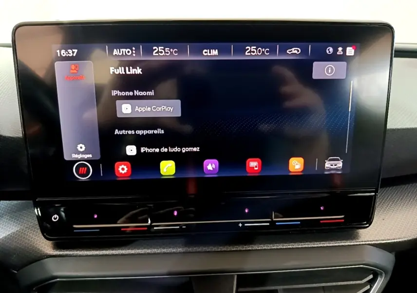 Écran tactile central 10 pouces du tableau de bord d'une SEAT Leon 2023, affichant Apple CarPlay.