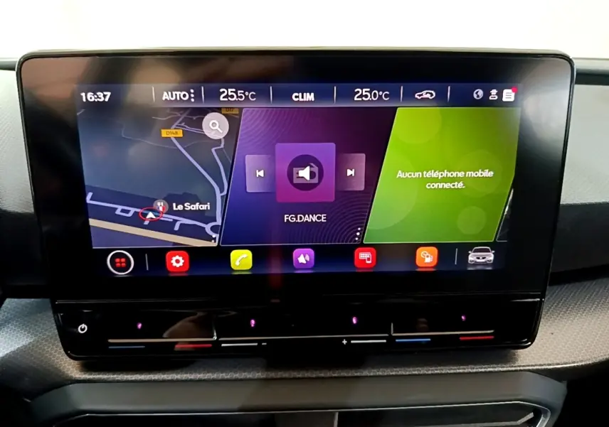 Écran tactile central 10 pouces du tableau de bord du SEAT Leon 2023, affichant navigation et musique.