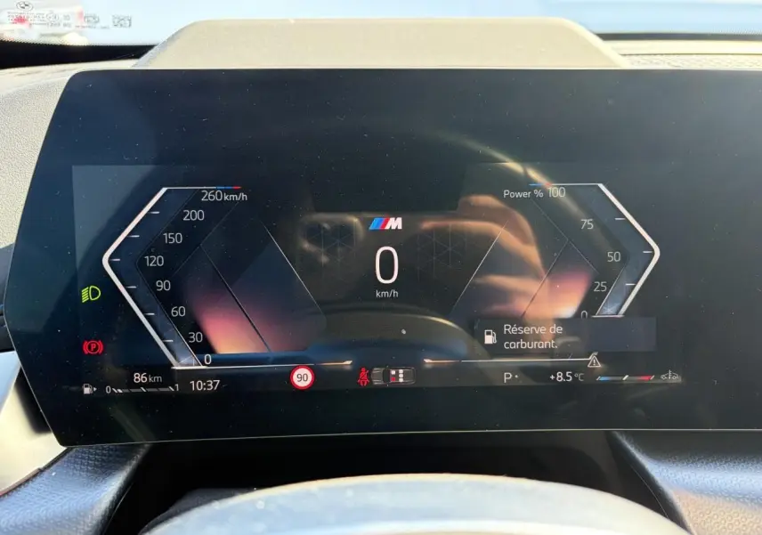 Affichage numérique du combiné d'instruments BMW X1 M Sport 2025, vue frontale avec indication réserve de carburant.