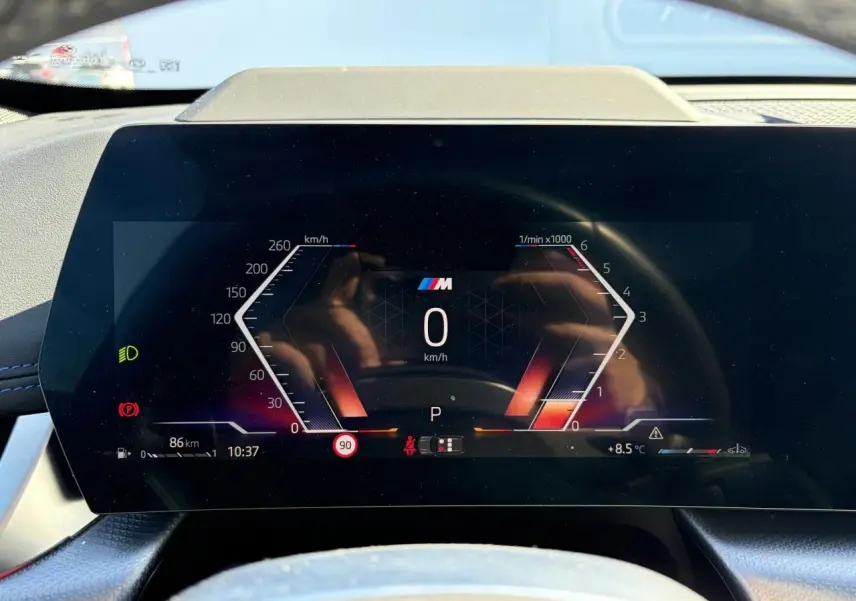 Vue rapprochée du combiné d'instrumentation numérique BMW X1 M Sport affichant vitesse et régime moteur en mode arrêt.