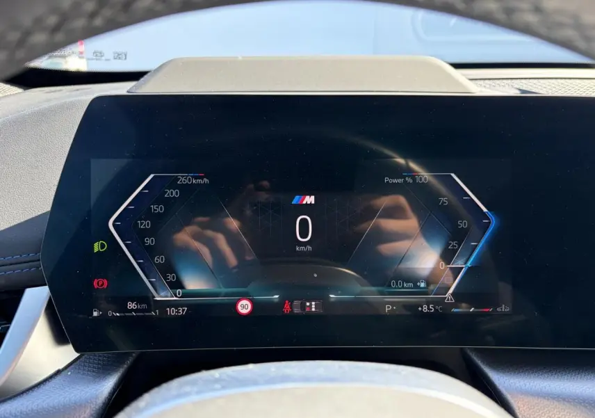 Affichage numérique du combiné d'instruments BMW X1 2025 en vue frontale, avec indication vitesse et logo M coloré.