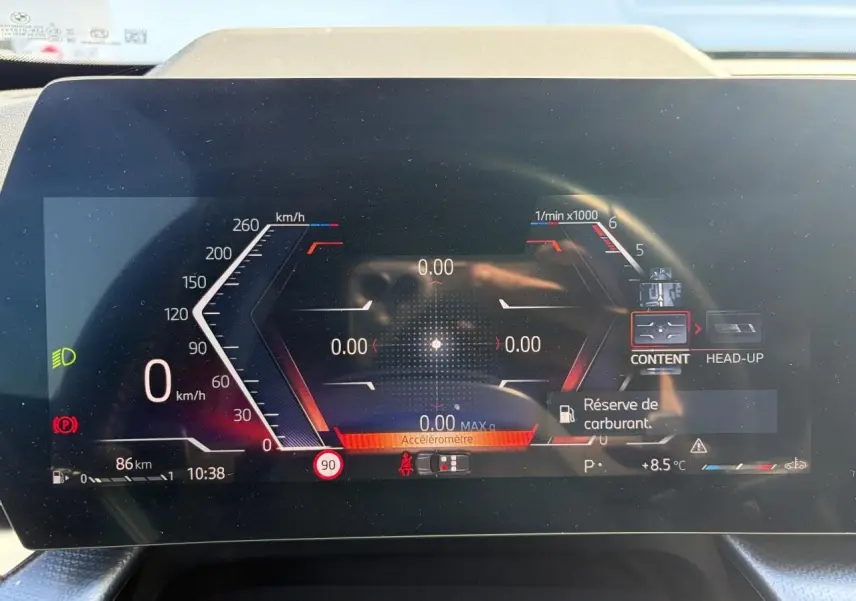 Affichage numérique du combiné d'instruments de la BMW X1 noire, avec vitesse à 0 km/h et indicateurs de bord visibles.