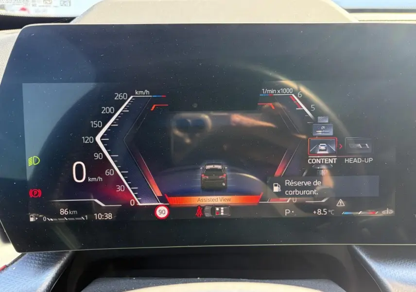 Affichage numérique du combiné d'instrumentation du BMW X1 noir, vue frontale du tableau de bord avec indicateurs et alertes.