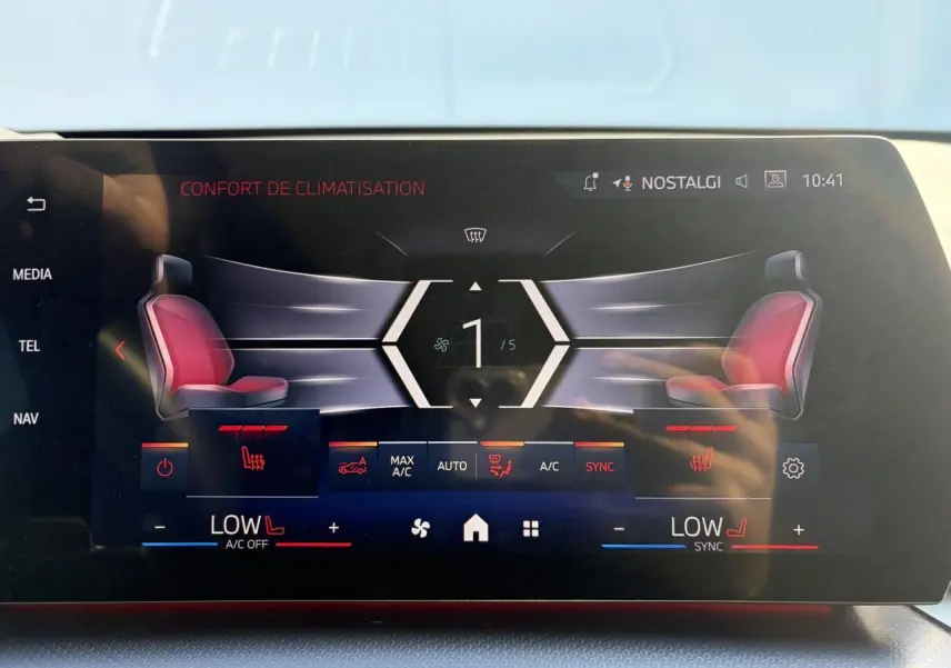 Écran tactile intérieur affichant le confort de climatisation avec sièges chauffants rouges sur BMW X1 noir saphir.