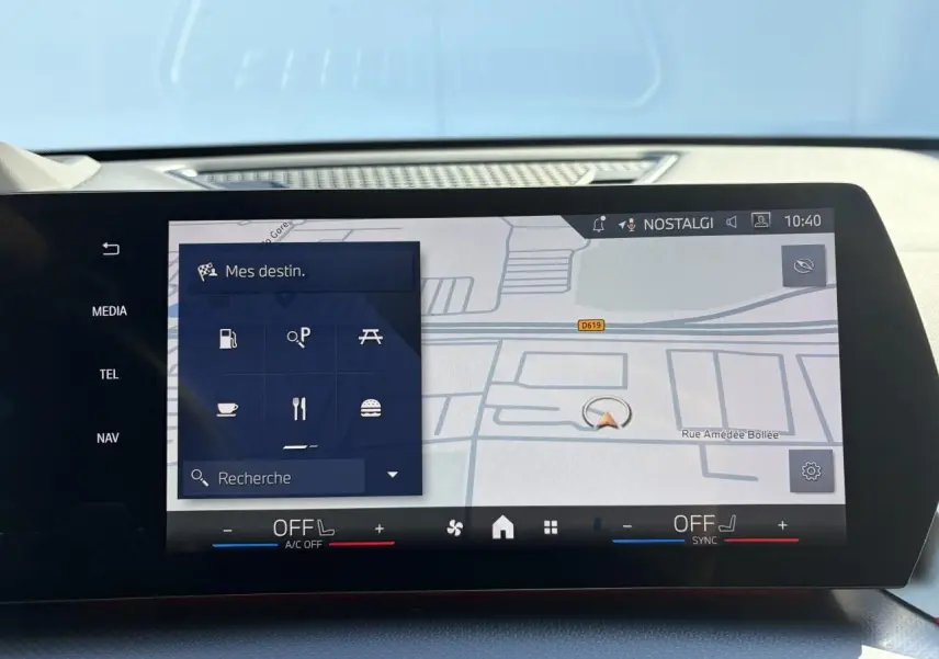 Écran tactile incurvé du système de navigation BMW Live Cockpit, affichage carte et menu des destinations.