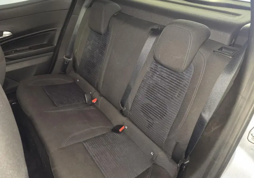 Vue intérieure de la banquette arrière en tissu noir avec appuie-têtes dans l'Alfa Romeo Junior gris 2025.