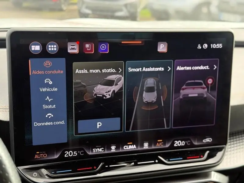 Écran tactile intérieur du CUPRA Formentor 2025 affichant les aides à la conduite et la température à 20,5°C.