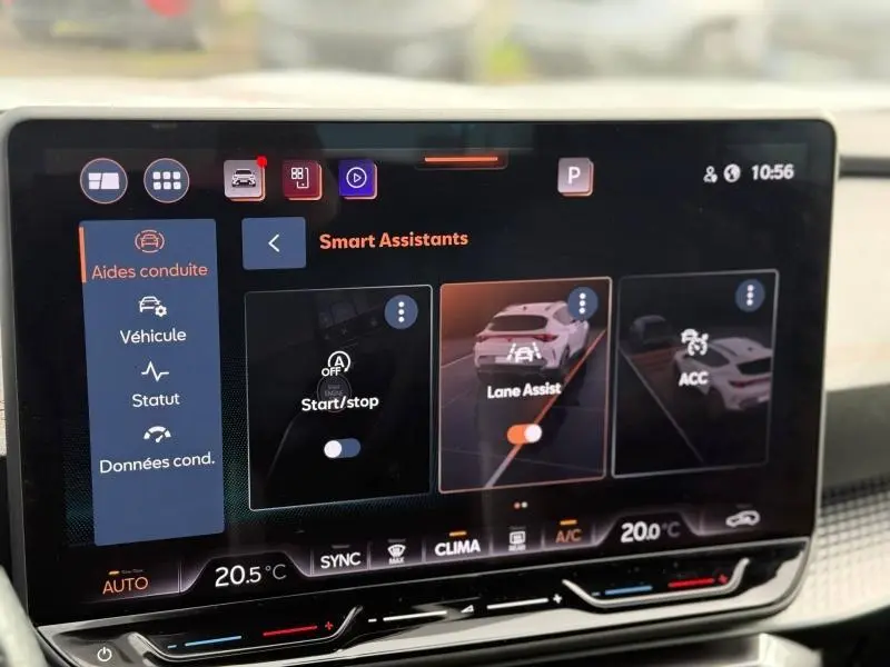 Écran tactile intérieur du CUPRA Formentor blanc Nevada montrant les assistants de conduite et la climatisation à 20,5°C.