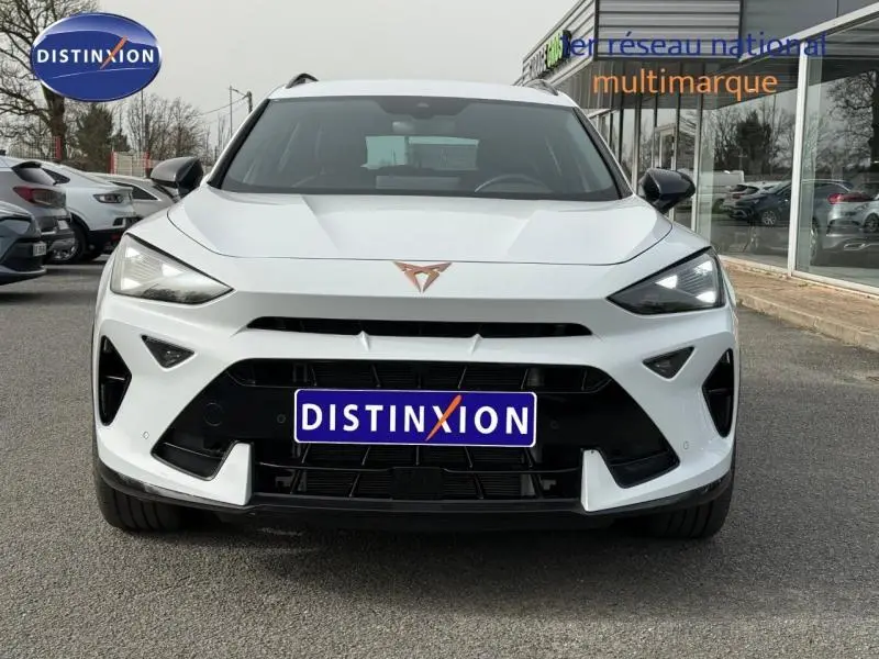 Vue frontale d'une CUPRA Formentor blanc Nevada métallisé 2025 avec logo cuivré et calandre noire distinctive.