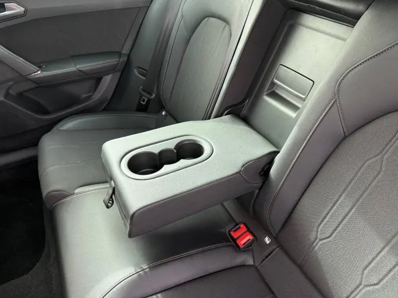 Vue intérieure du siège arrière droit du CUPRA Formentor 2.0 TDI 150ch 2025 avec accoudoir central rabattable noir.