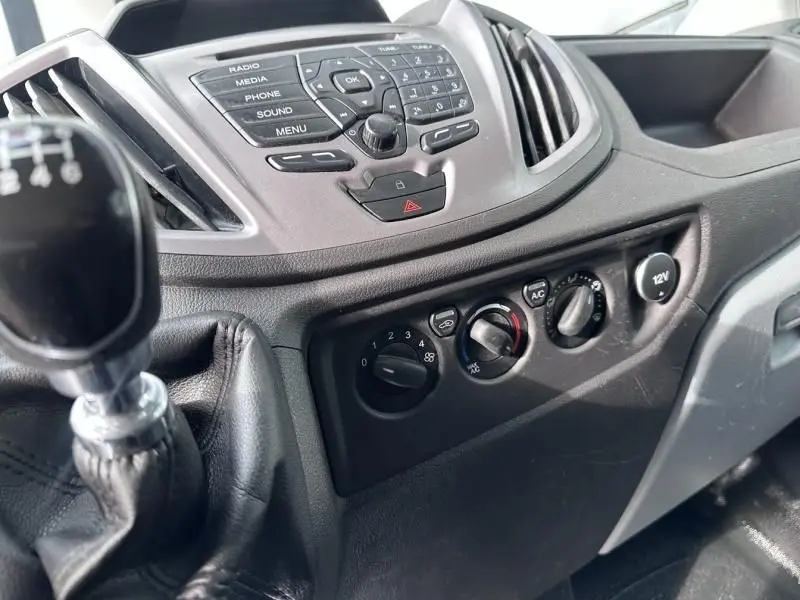 Gros plan sur la console centrale et le levier de vitesses manuel du Ford Transit Fourgon blanc, version Trend Business 2019.