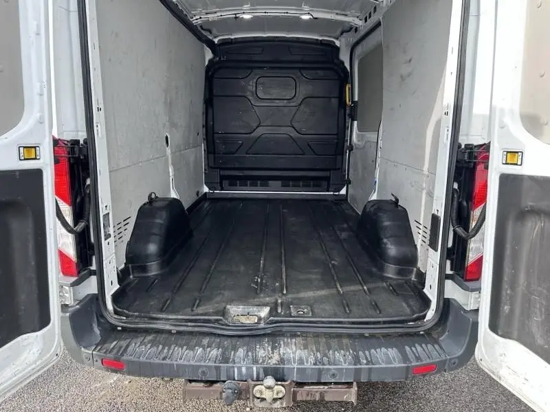 Vue arrière du fourgon blanc Ford Transit T310 L2H2 2019, montrant l’intérieur vide et le plancher noir renforcé.