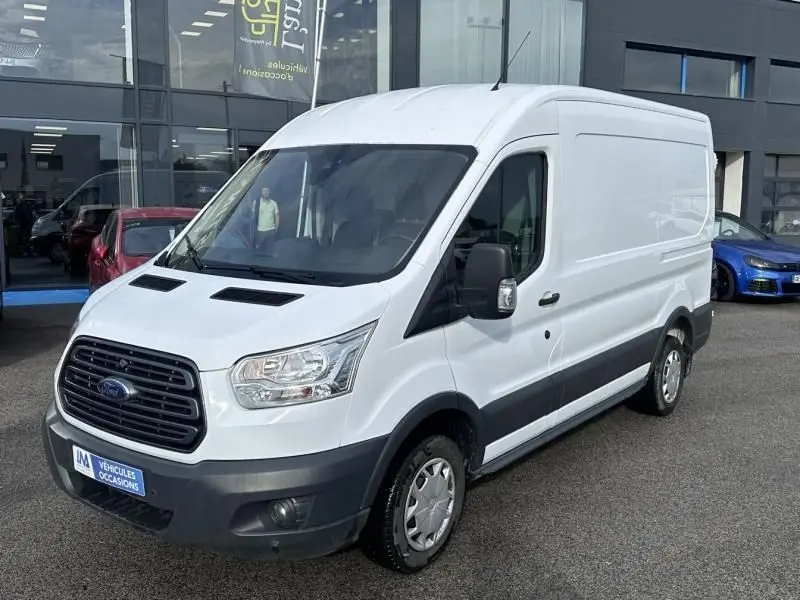 Vue 3/4 avant droite d'un Ford Transit Fourgon blanc de 2019 avec calandre noire et jantes acier.