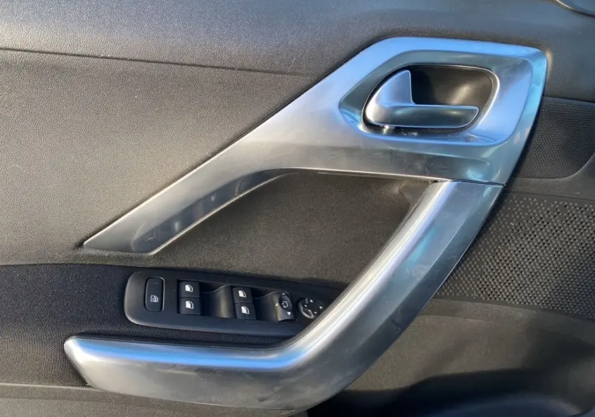 Poignée de porte intérieure côté gauche gris foncé avec commandes des vitres et rétroviseurs du Peugeot 2008 2019.
