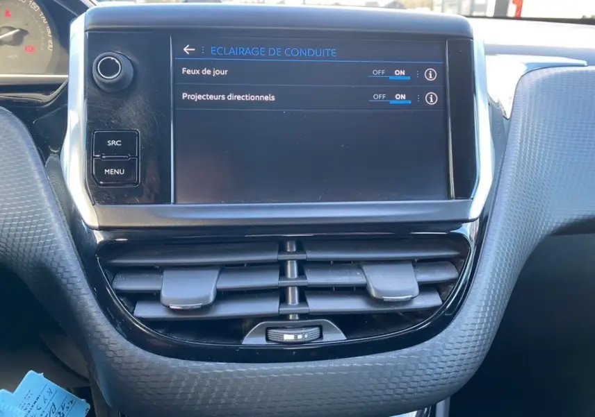 Vue rapprochée de l’écran tactile central et des commandes d’aération du tableau de bord du Peugeot 2008 gris foncé, version 2019.