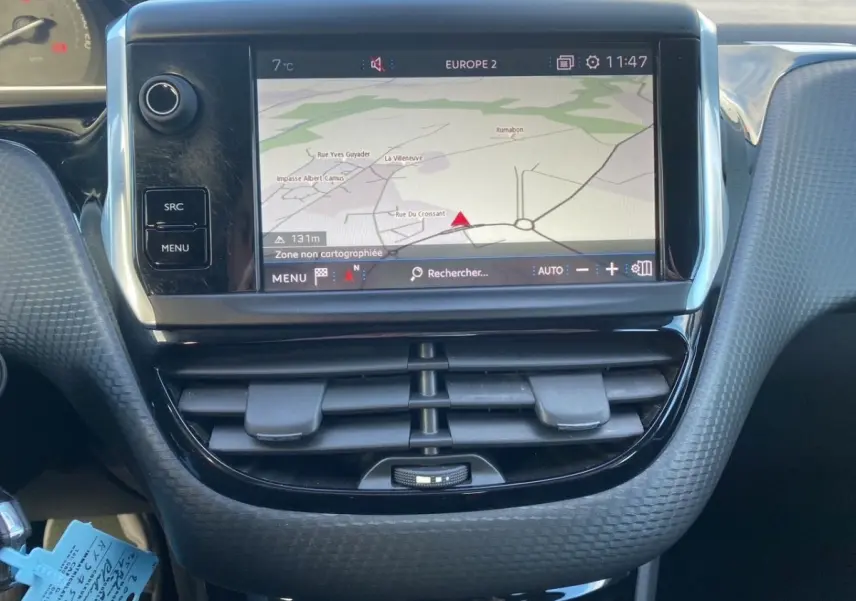 Gros plan sur l'écran tactile central de navigation du tableau de bord du Peugeot 2008 gris foncé, version 2019.