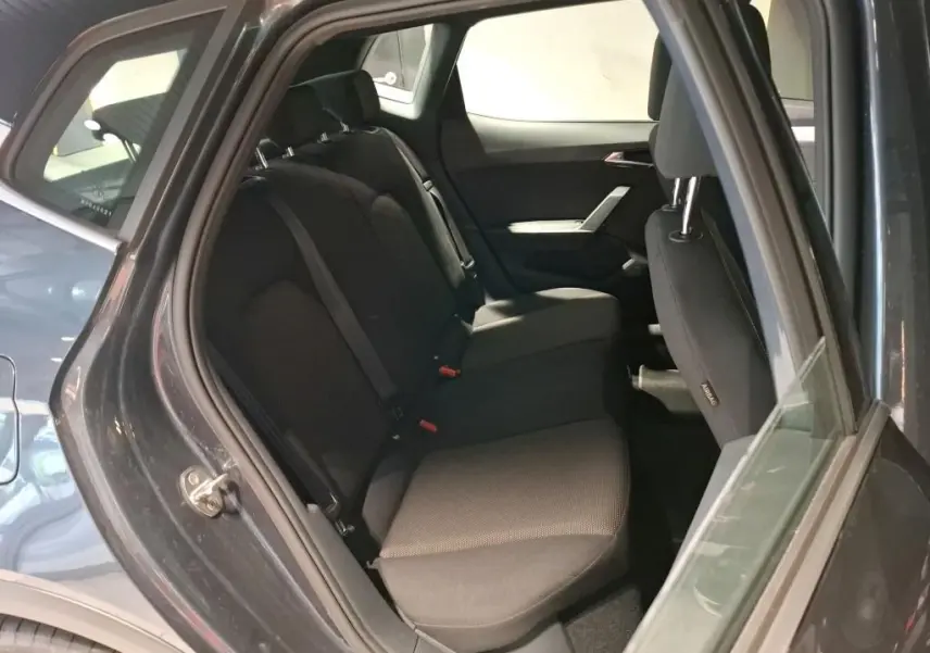 Vue intérieure côté gauche montrant les sièges arrière noirs du SEAT Arona gris foncé 2021, version Xcellence.