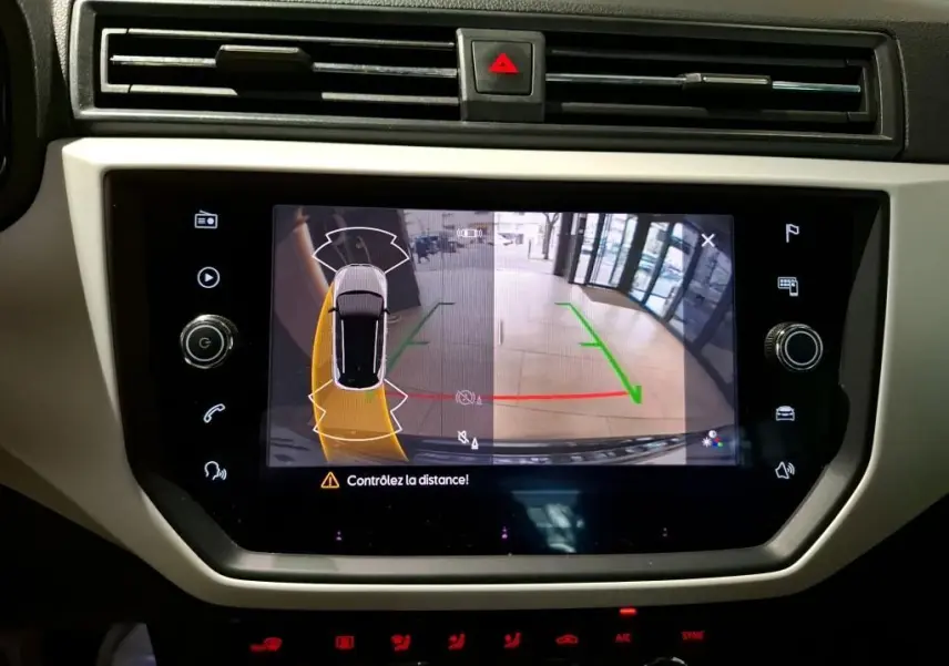 Écran tactile du tableau de bord du SEAT Arona gris foncé 2021 montrant la caméra de recul avec alertes de distance.
