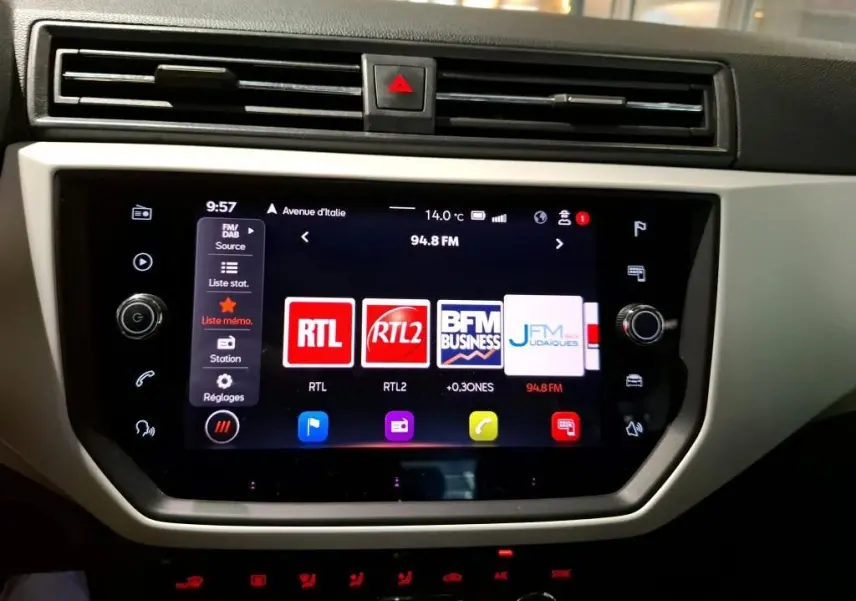 Vue rapprochée de l’écran tactile multimédia du SEAT Arona gris foncé, affichant les stations radio FM.