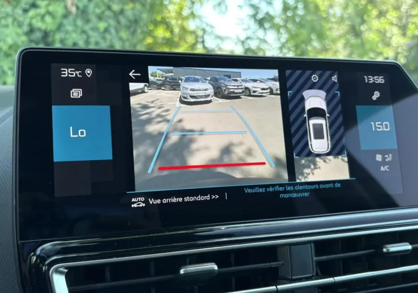 Écran tactile intérieur montrant la caméra de recul et l'affichage de la climatisation à 15°C du Citroën C5 Aircross Hybrid noir.