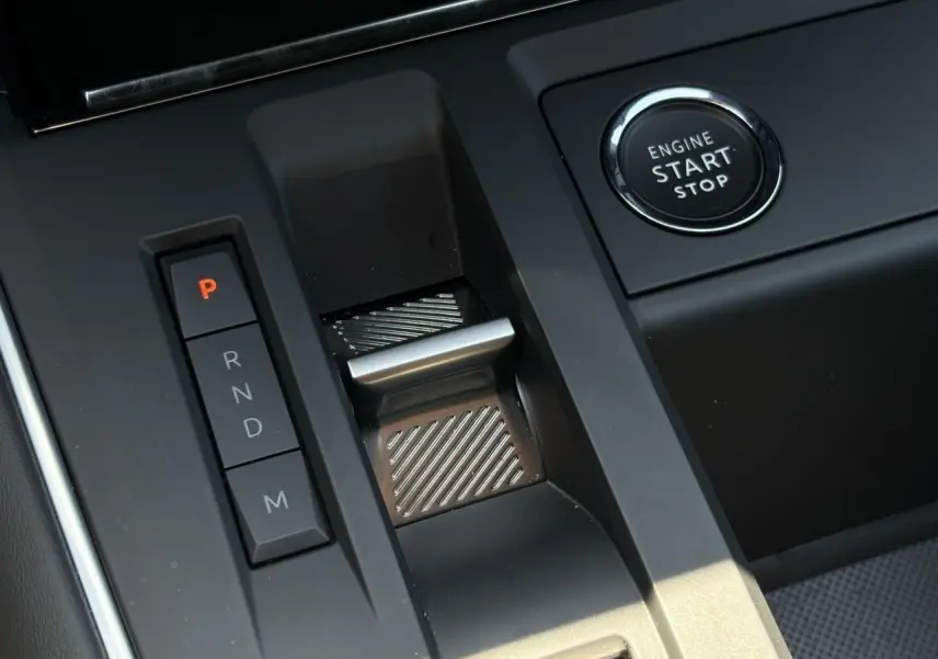 Gros plan sur la console centrale du Citroën C5 Aircross Hybrid noir, avec sélecteur de vitesses et bouton start/stop.