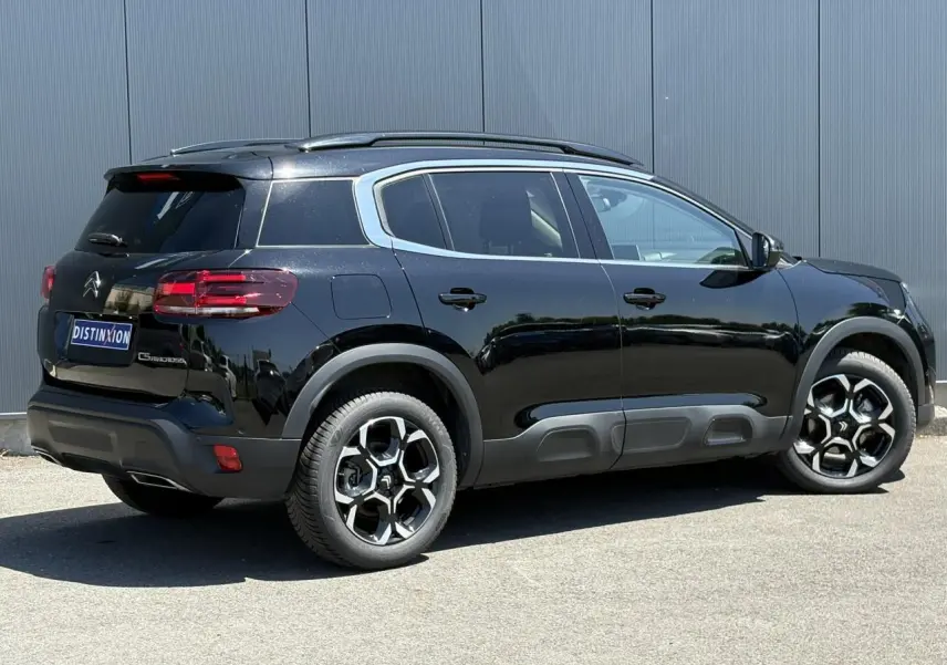 Citroën C5 Aircross Hybrid noir Perla en 3/4 arrière droit, avec jantes alliage bi-ton et barres de toit noires.