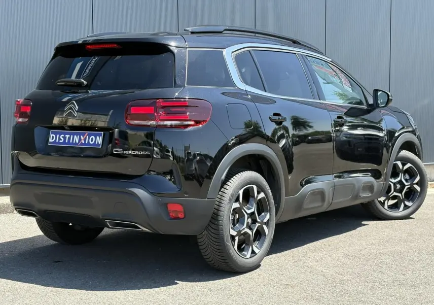 Vue 3/4 arrière droite du Citroën C5 Aircross Hybrid noir Perla avec hayon électrique et jantes alliage 18 pouces.