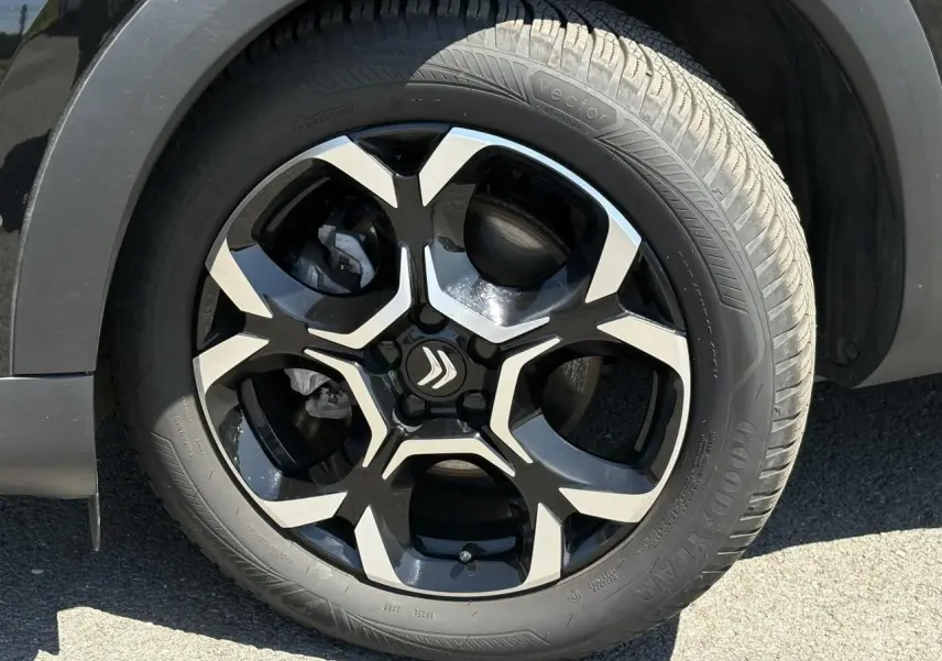 Gros plan sur la jante alliage 18'' bi-ton noire et argent du Citroën C5 Aircross Hybrid noir Perla, côté gauche.