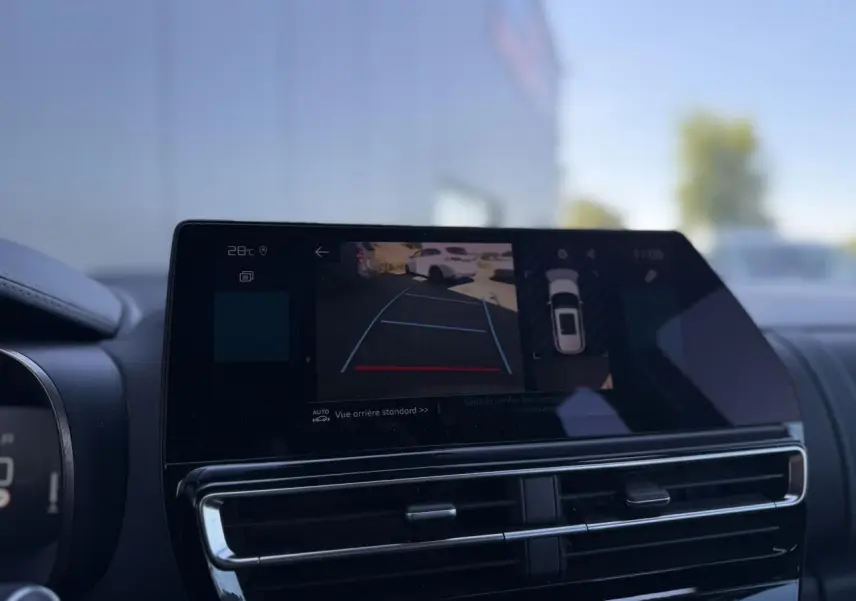 Écran tactile intérieur de la Citroën C5 Aircross Hybrid montrant la caméra de recul et l’aide au stationnement.