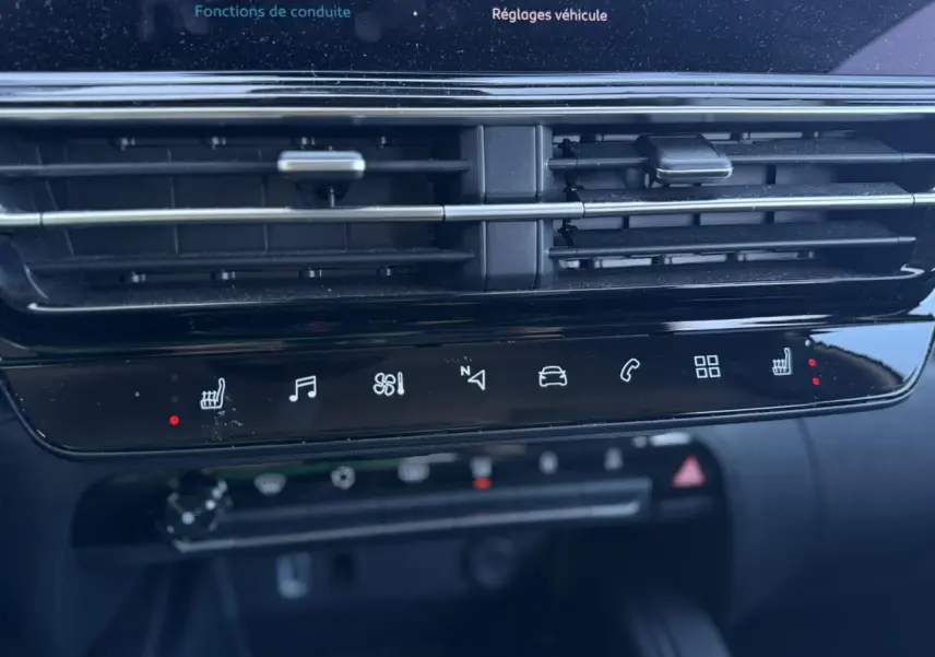 Détail de la console centrale tactile noire avec commandes de sièges chauffants et ventilation du Citroën C5 Aircross Hybrid gris Platinium.