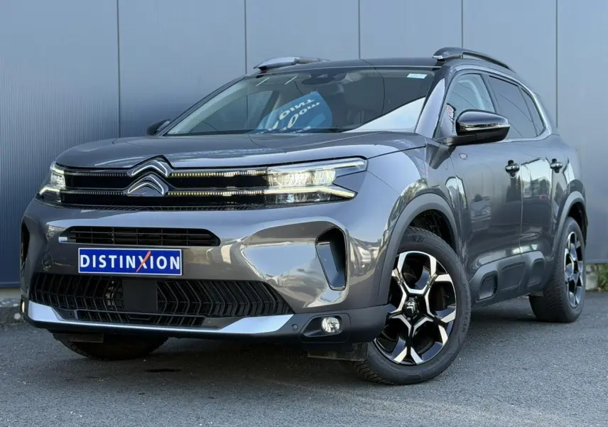 Citroën C5 Aircross Hybrid gris Platinium en 3/4 avant droit, avec jantes alliage bi-ton et calandre distinctive.