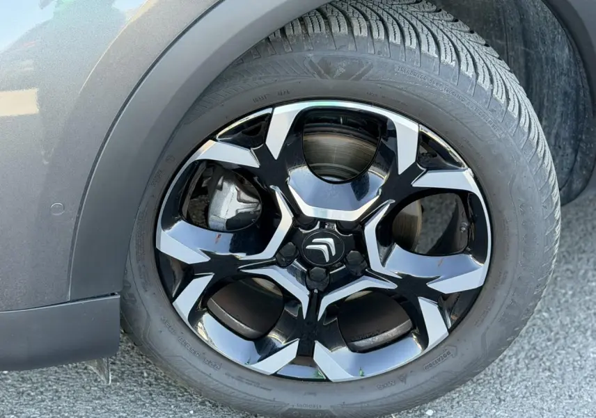 Gros plan sur la jante alliage 18'' bi-ton noire et argent du Citroën C5 Aircross Hybrid gris Platinium.