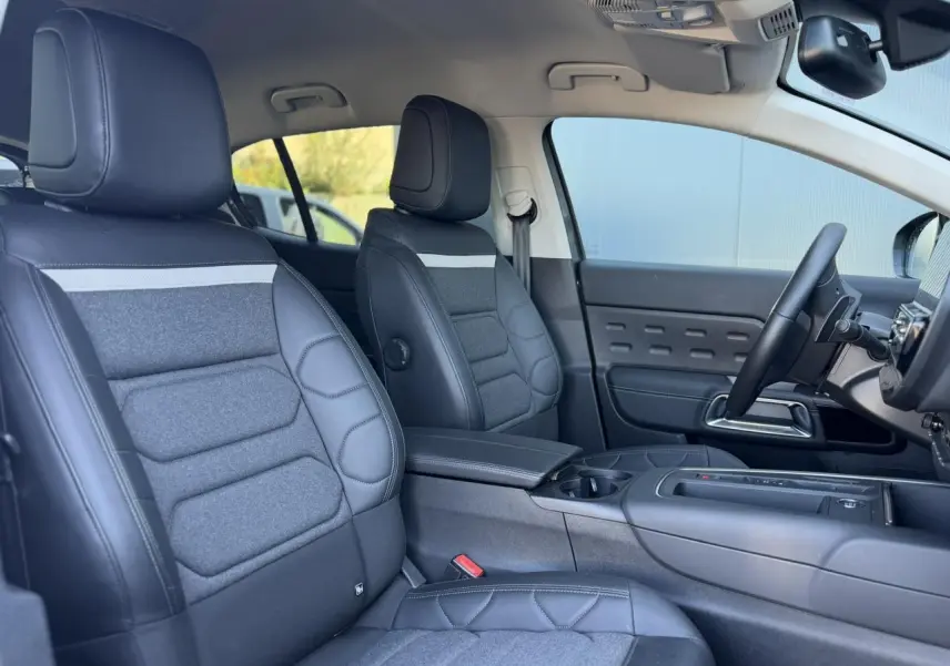 Vue intérieure côté droit du Citroën C5 Aircross Hybrid 2025, sièges Advanced Comfort en cuir et tissu gris foncé.