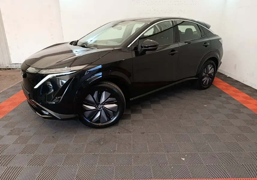 Nissan Ariya noir 63kWh en vue 3/4 avant droit, avec jantes modernes et lignes épurées électriques.