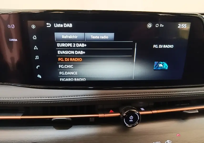 Écran tactile central du tableau de bord du Nissan Ariya noir, affichant la liste des radios DAB.