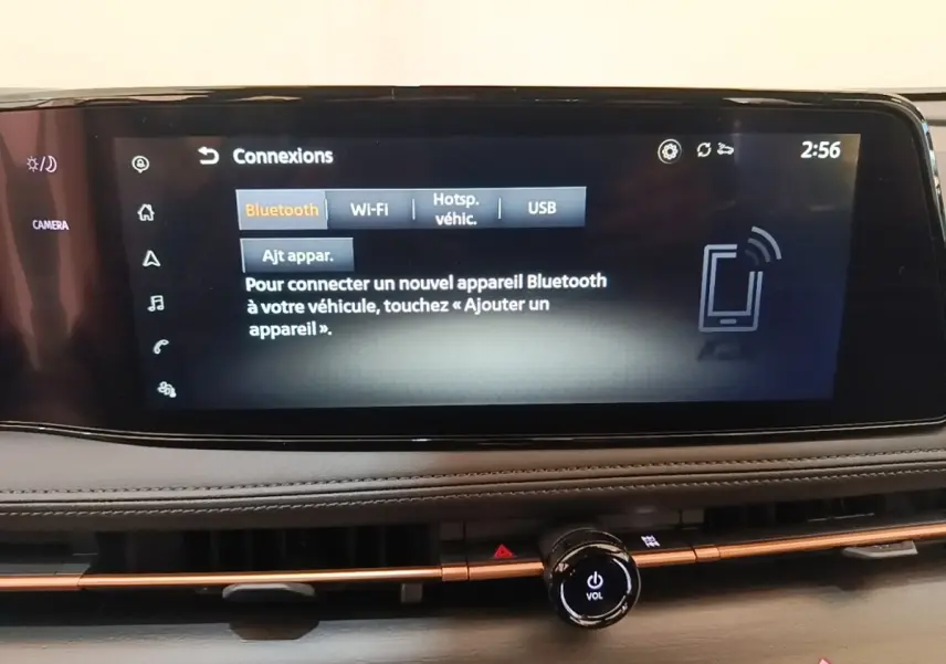 Écran tactile central du tableau de bord du Nissan Ariya noir, affichant le menu de connexion Bluetooth.