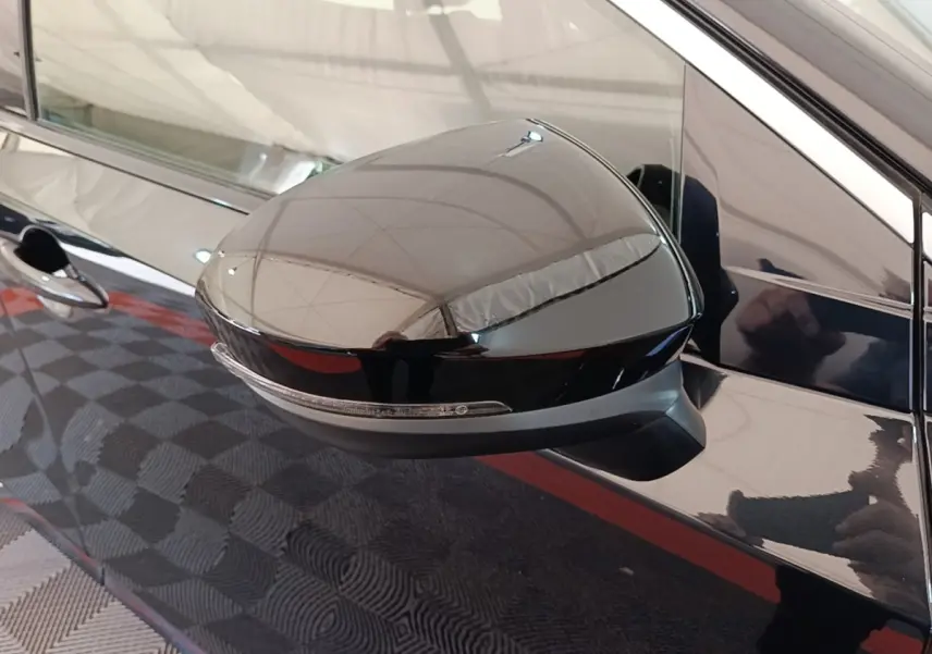 Rétroviseur droit noir brillant du Nissan Ariya 63kWh 218ch Engage avec clignotant intégré, vue rapprochée.